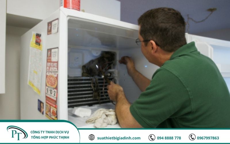 Tủ lạnh hư hỏng cần phải gọi thợ để sửa lỗi sớm, tránh hư hỏng trầm trọng sau này