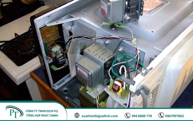 Bạn nên gọi thợ sửa lò vi sóng chuyên nghiệp để khắc phục sự cố hỏng hóc triệt để, không để lại phát sinh ngoài ý muốn